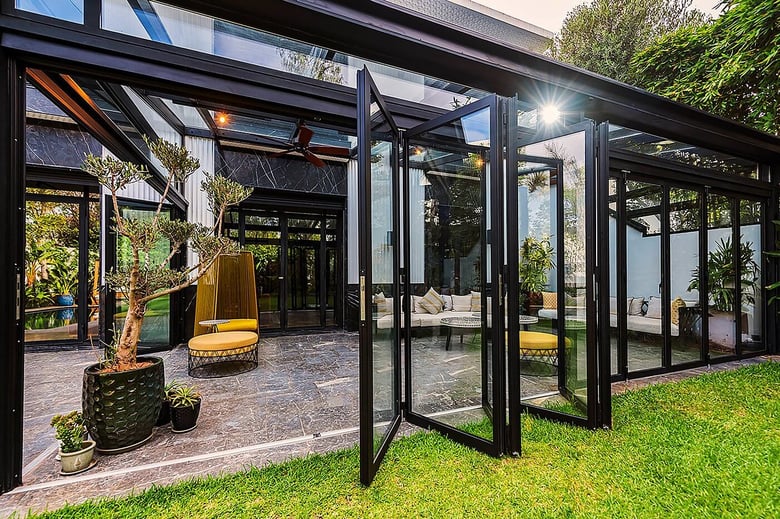 Puertas plegables con perfil de acero Jansen Janisol folding wall