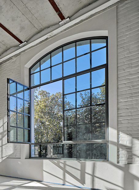 Ventana grande moderna con perfiles de acero Jansen