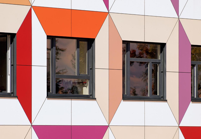 Panel Trespa de diferentes colores instalado en fachada